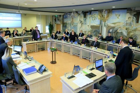 Šventinė Tarybos posėdžio pradžia virto tikru chaosu