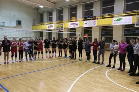 Utenoje vyko kalėdinis moterų tinklinio turnyras