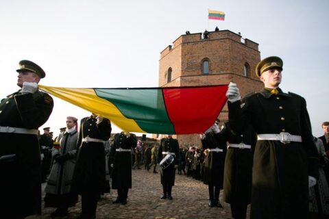 Apie vis nokstančias valdžias ir vėliavą