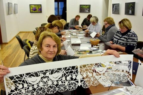 Uteniškių dovana miestui – 100 karpytų užuolaidėlių