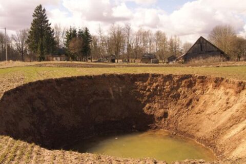 Geologų prognozėmis, pavasarį gali atsiverti naujų didelių smegduobių