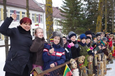 Tvorą papuošę medinukai – dovana Lietuvai