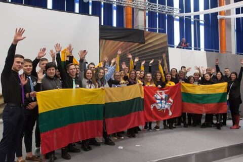 Lietuvos vėliava studentus lydėjo per penkias šalis