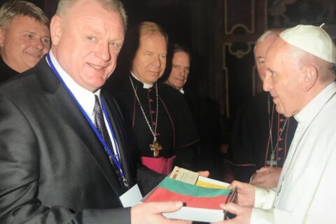 Popiežiui įteikta Lietuvos šimtmečio vėliava