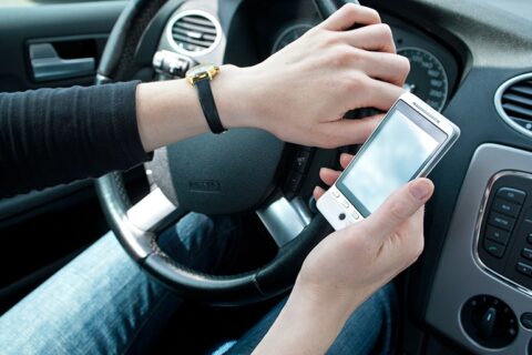 Pareigūnai nubaudė šimtus plepėti telefonu mėgstančių vairuotojų