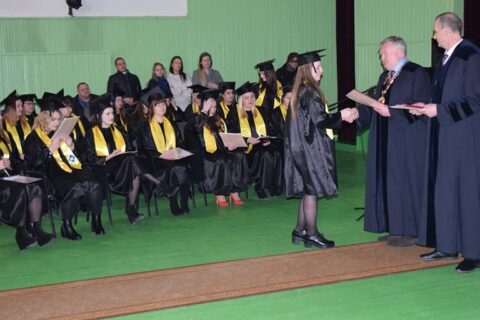 Lietuvos 100-mečio absolventų diplomai – su atminimo ženklu