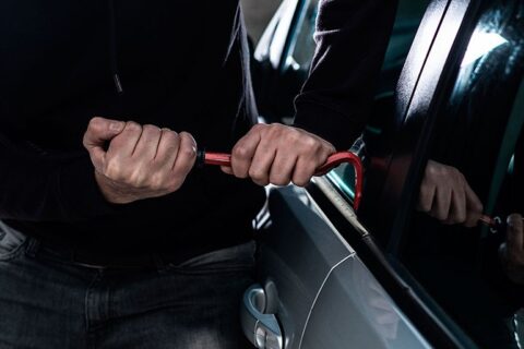 Aukštakalnio mikrorajone apšvarinti du automobiliai