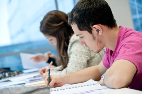 Studijas baigę užsieniečiai galėtų laikinai likti gyventi Lietuvoje