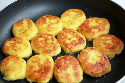 Bulviniai pyragėliai su šonine