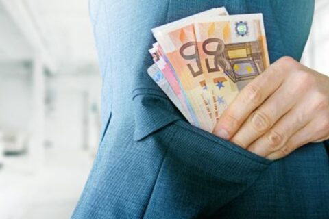 Įtariant kyšininkavimu sulaikyta Nacionalinės žemės tarnybos Zarasų skyriaus tarnautoja