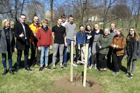 Valstybės atkūrimo šimtmečiui mokiniai pasodino ąžuoliuką