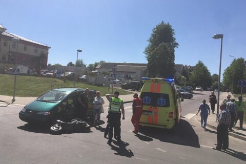 Avarijoje nukentėjo motorolerio vairuotojas