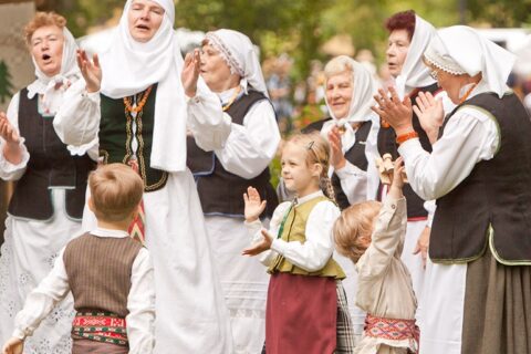 Dainų šventės Folkloro diena: su ugnimi, varpais, milžinais ir tradicijų gausa