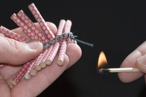Nelaimė Naujojoje gatvėje: petarda sprogo vyriškio rankose
