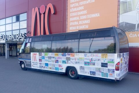 Utenos vaikų dovana miestui – gatvėmis riedantis linksmasis autobusas
