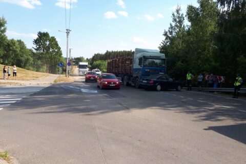 Utenoje susidūrė miškovežis ir lengvasis automobilis