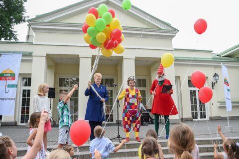 Vis daugiau šalies vaikų auga šeimose – mažėja globos namų