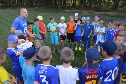 Vieni laukia išvykų, kiti – futbolo
