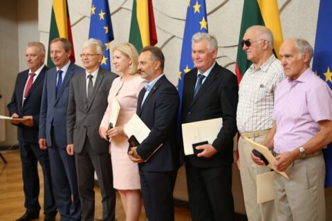 Dariaus ir Girėno medaliai įteikti šalies aviacijai nusipelniusiems žmonėms