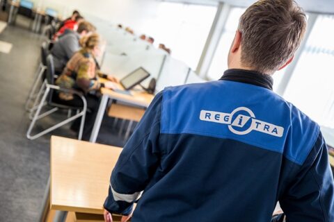 „Regitra“: teorijos egzamino metu sukčiaujantys asmenys pakartotinai jį laikyti galės tik po metų