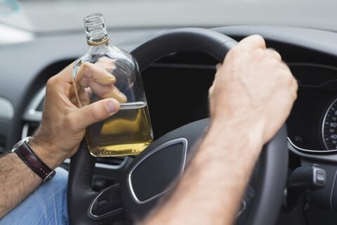 Pasivažinėjimas automobiliu baigėsi smūgiu į tvorą