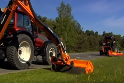 Informuoja vairuotojus: prasidėjo kelių šienavimo darbai