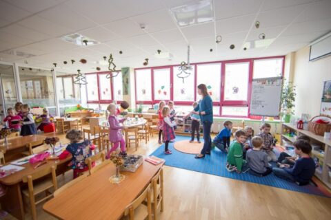 Įpusėjus spaliui visu pajėgumu pradeda veikti keliasdešimt visos dienos mokyklų