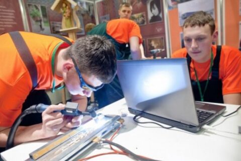 Į profesines mokyklas priėmimas vyks du kartus: vasarą ir žiemą