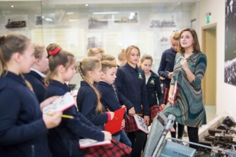 Naujus pedagogus į mokyklas savivaldybės vilioja būstu ir stipendijomis