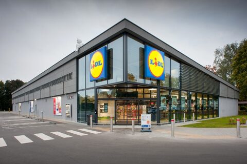 „Lidl“ pristato daugiau naudų darbuotojams: didėjantys atlyginimai, sveikatos draudimas ir motyvaciniai priedai