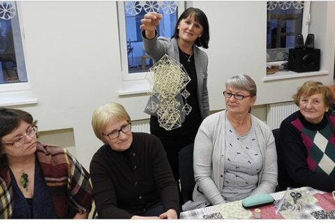 Muziejuje mokėsi kurti šiaudinius sodus