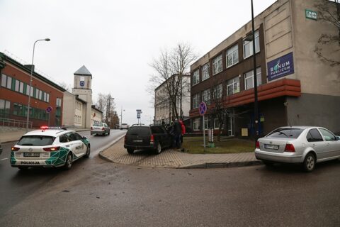 Avaringoje sankryžoje – automobilių susidūrimas