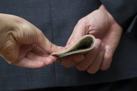 Teismui perduota byla dėl zarasiškės tarnautojos kyšininkavimo