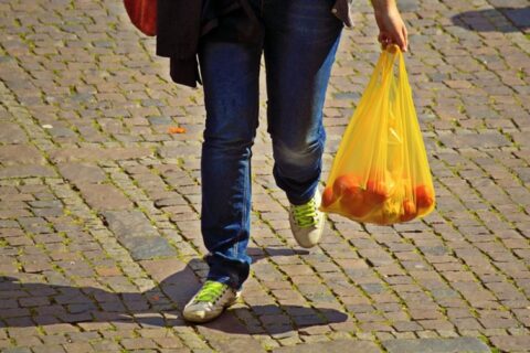 Prekybos vietose jau draudžiama dalyti plastikinius maišelius