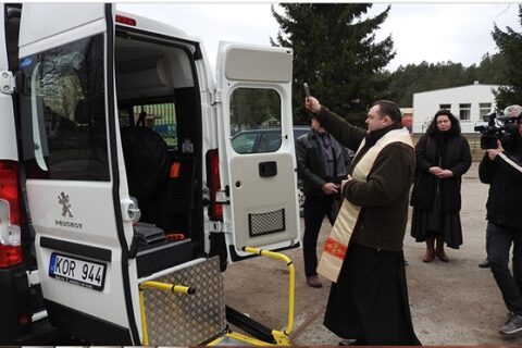 Ignalinos rajono neįgalieji džiaugiasi nauja transporto priemone