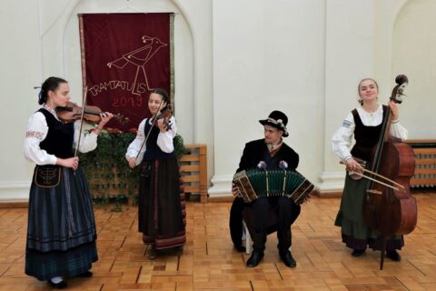 Išrinkti talentingiausi jaunieji folkloro atlikėjai, tarp jų – ir uteniškis Jonas