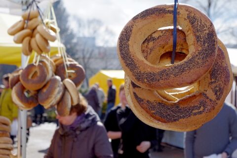 Utenoje šurmuliuos velykinė mugė
