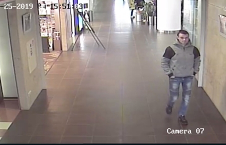 Policija ieško vyro, iš parduotuvės pavogusio vertingą papuošalą