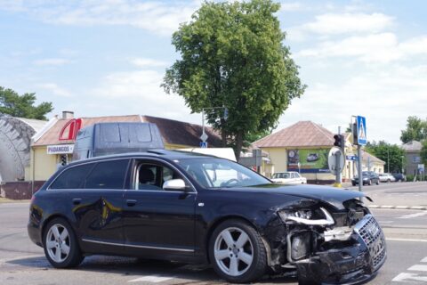 Sankryžoje susidūrė du automobiliai