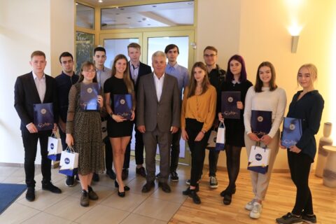 Šių metų šimtukininkai: svajonės apie orią algą ir studijas universitetuose