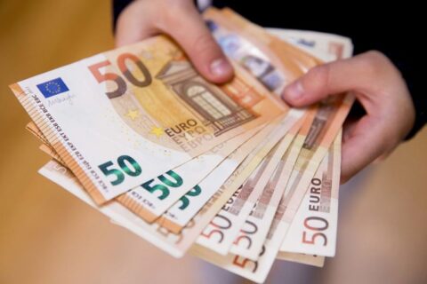 Vyriausybė pritarė: minimali mėnesinė alga didės iki 607 eurų