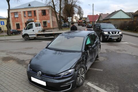 Utenoje į avariją pateko elektromobilis