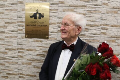 Vyriausias kultūros darbuotojas sulaukė ypatingos dovanos