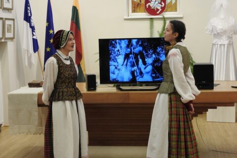 Pristatytas filmas apie vestuvių papročius ir tradicijas