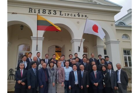 Anykščiuose japonai pasodino sakurą