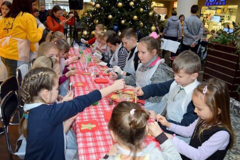 Kalėdų stebuklo laukiantys vaikai meduolius spalvins ir Utenoje
