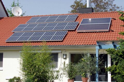 Saulės elektrinių šiemet prijungta tiek, kiek per praėjusius trejus metus
