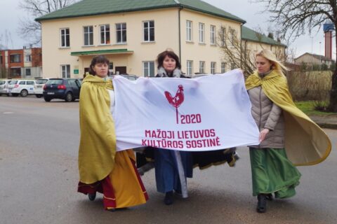 Tauragnuose suplazdėjo Lietuvos mažosios kultūros sostinės vėliava