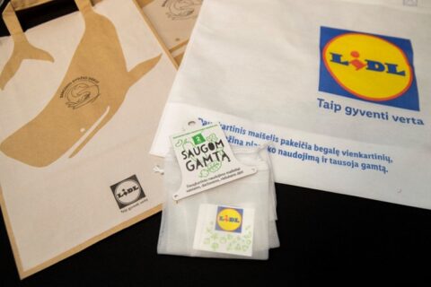 Vietoj plastikinio pirkinių maišelio siūlo daugkartinį