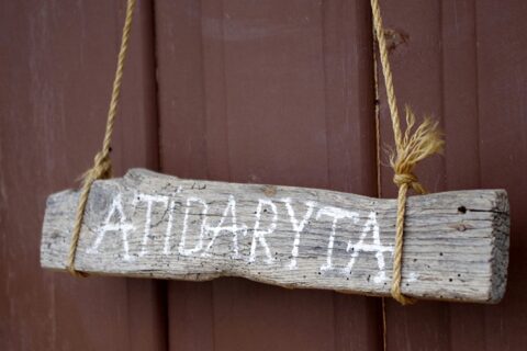 Nedrąsiai duris atveria nedidelės parduotuvėlės ir dalį paslaugų teikiančių įmonių